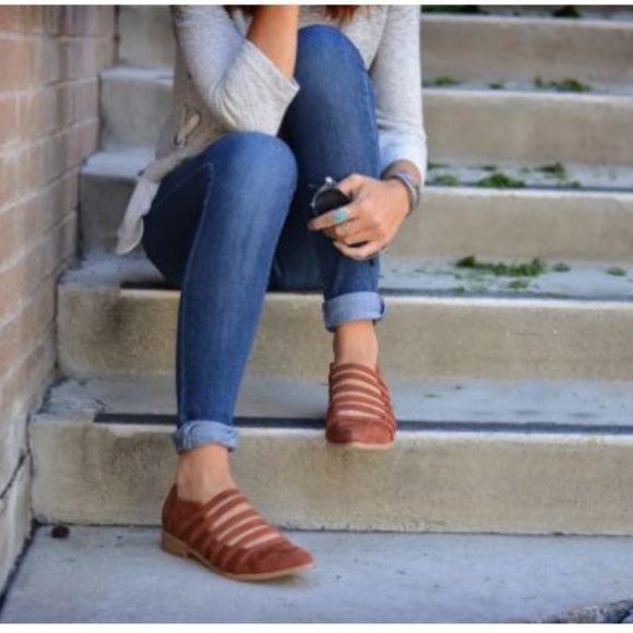 NWOB strap front point toe shoes - Picture 2 of 8